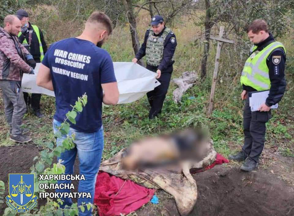 Ukraińcy na wyzwolonych terenach odnajdują zmasakrowane ciała cywilów