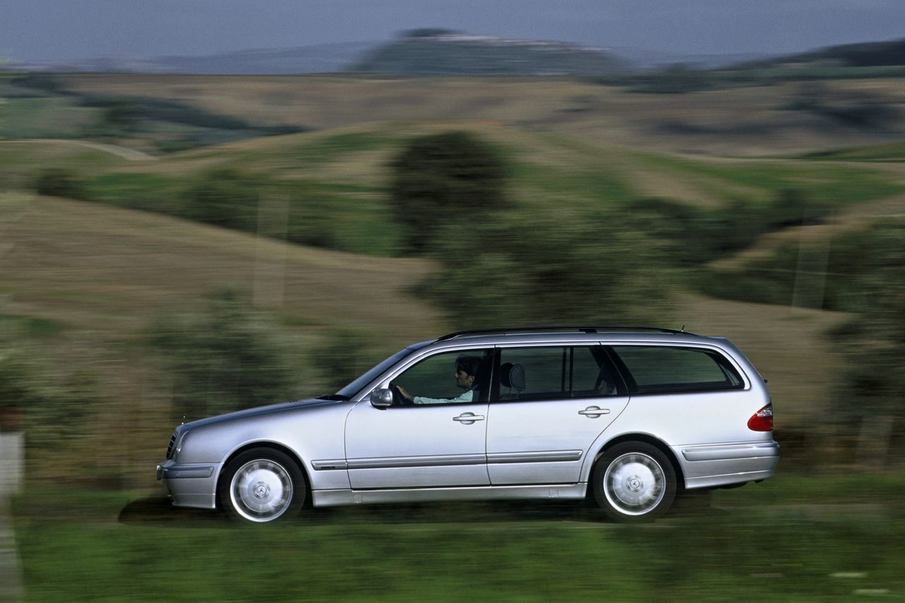 Spadkobierca W124 - Mercedes Klasy E (W210) może zrobić ogromny przebieg, choć psuje się znacznie częściej niż poprzednik.