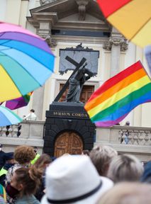 Młodzi Polacy mają dylemat. Niemcy krytykują nagonkę na LGBT+