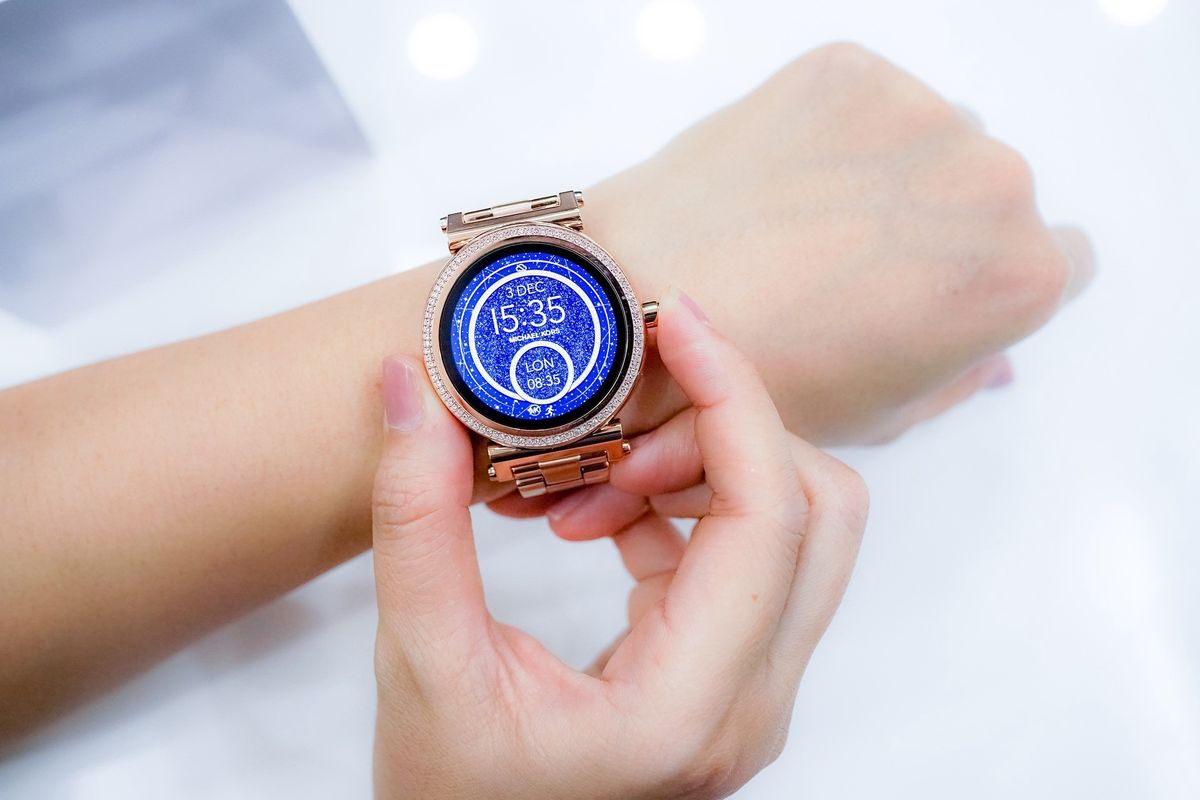 Producenci smartwatchy coraz chętniej wypuszczają je w typowo damskich obudowach 