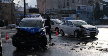 Zderzenie z radiowozem na skrzyżowaniu. Duże utrudnienia na al. Tysiąclecia
