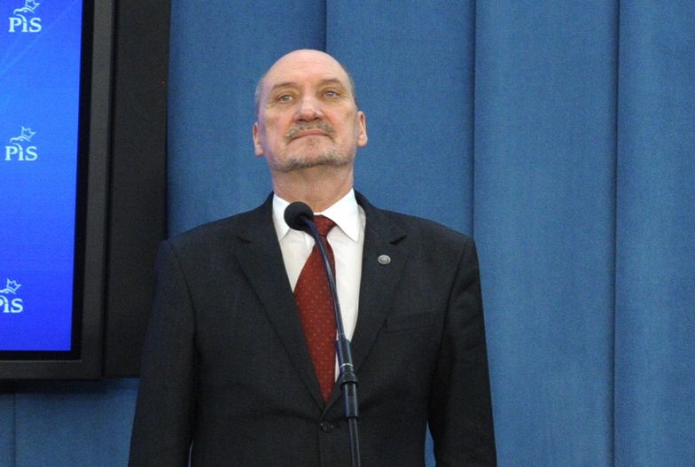 Macierewicz zaproponował rządowi Tuska debatę Smoleńską