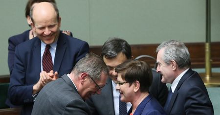 Premier broni ministra Szyskę. "Jego ciężka praca doprowadziła do sukcesu Polski"