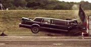Zobacz limuzynę Lincoln Town Car walącą w ścianę przy 80 km/h