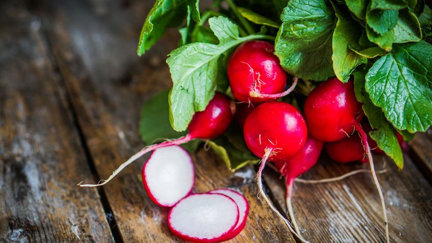 Kiszone rzodkiewki to nietuzinkowa przekąska i oryginalny dodatek do wielu potraw. Jak wszystkie kiszonki są nie tylko smaczne, ale zdrowe.