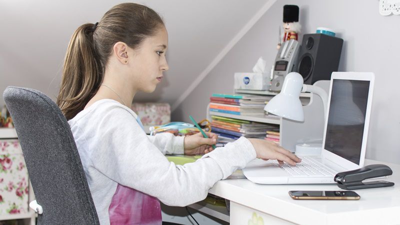 Biurko dla dziecka najlepiej ustawić bezpośrednio pod oknem.