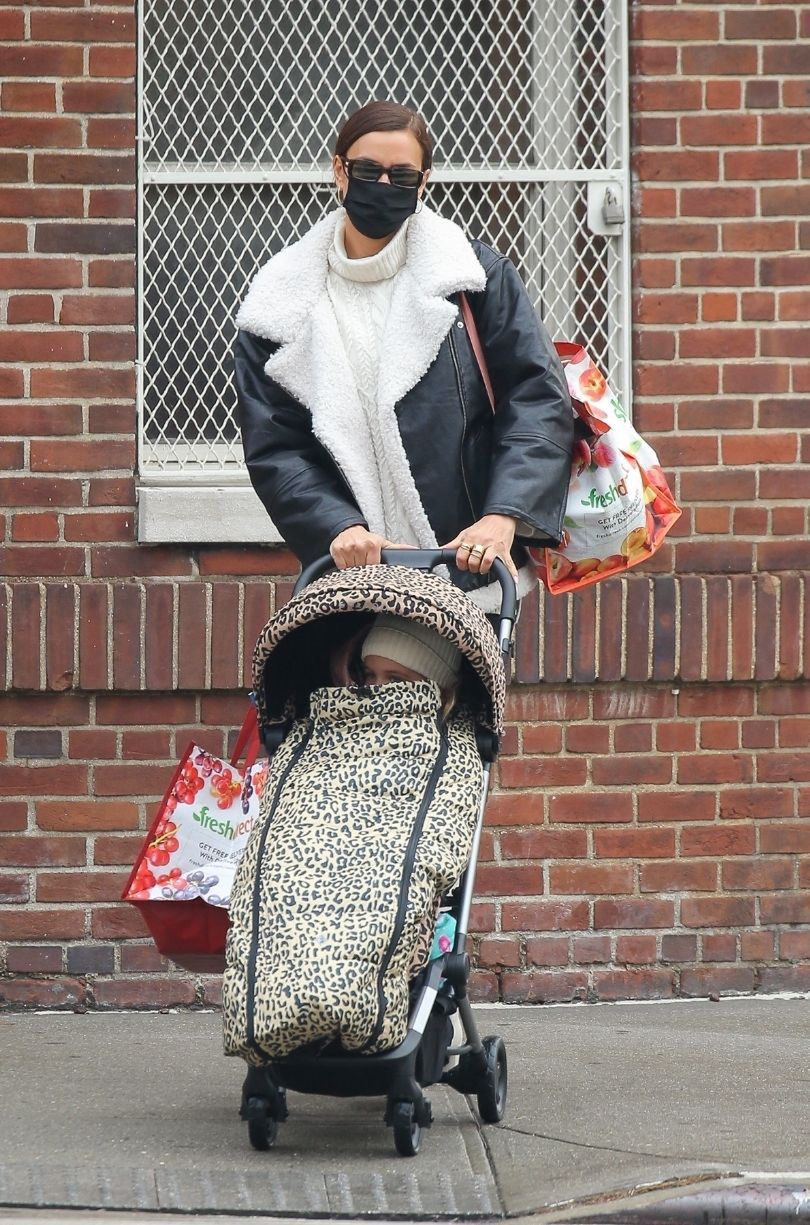 Irina Shayk w białych kozaczkach spaceruje z córką po Nowym Jorku