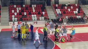 Futsal. Sceny jak na gali KSW. Bójka piłkarzy na parkiecie w Gnieźnie (wideo)
