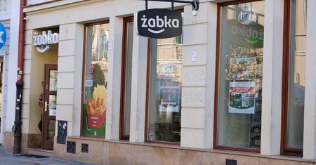 Godziny otwarcia Żabki w Wielką Sobotę 2025. Sprawdź, do której zrobisz zakupy
