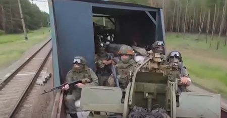 "Wołga" w Ukrainie. Rosjanie pokazali pracę wojskowego pociągu pancernego