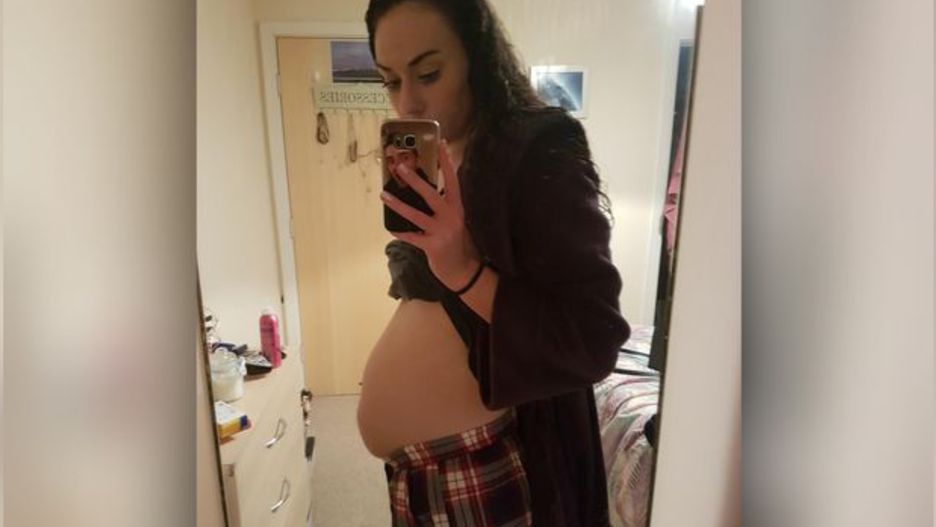 Dziewczyna miała szczupłą sylwetkę - jednak wyglądała na ciężarną