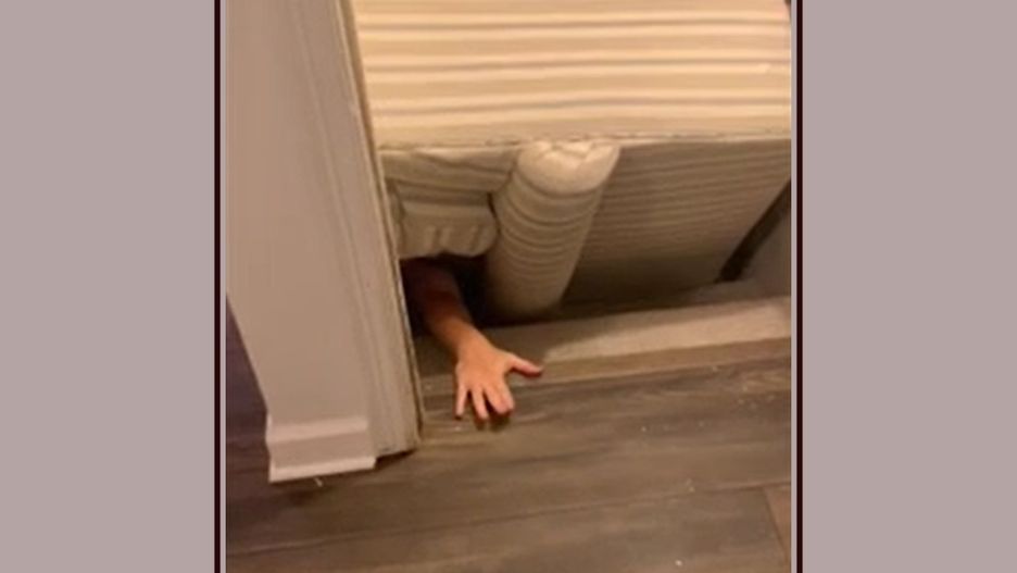 Utknęła za kanapą na trzy godziny. Pomogli jej strażacy