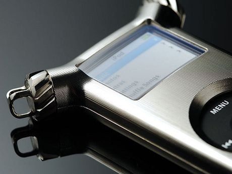 iPod nano w tytanowej osłonie. Nie do zniszczenia. 1