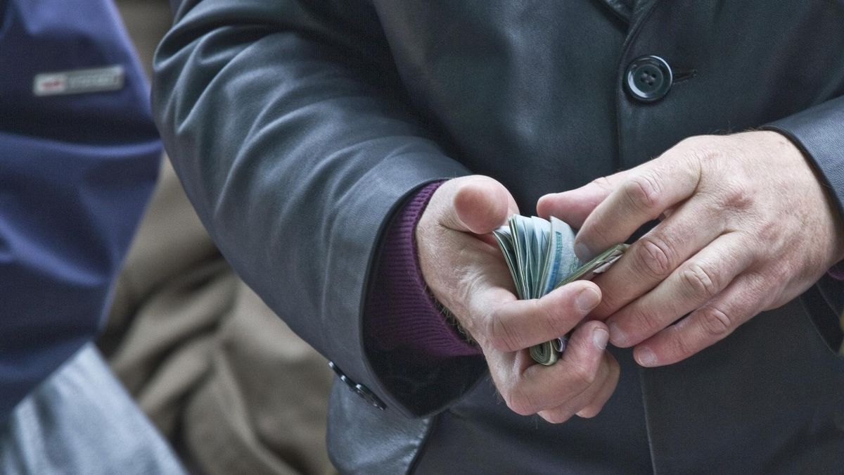 Statystyczny Polak ma coraz więcej pieniędzy w portfelu.