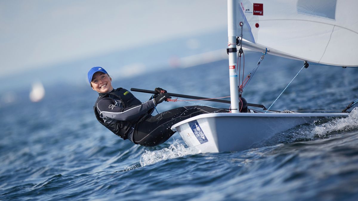 Materiały prasowe / Jacek Kwiatkowski / PZŻ / Na zdjęciu: Agata Barwińska w olimpijskiej klasie Laser Radial
