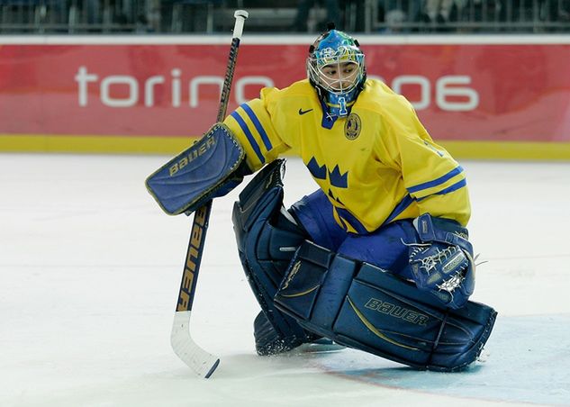 Stefan Liv podczas jedynego występu na IO w Turynie, w wygranym 7:2 meczu z Kazachstanem. Fot. Brian Bahr/Getty Images