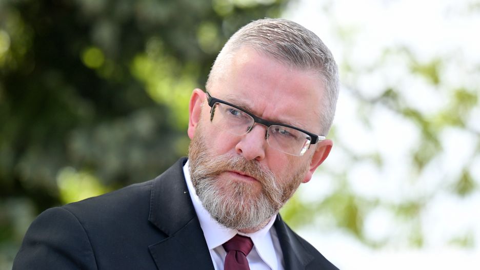 Świerże Górne, 07.05.2025. Wybory Prezydenta RP 2025 - kampania. Europoseł, kandydat w zbliżających się wyborach na fotel prezydenta RP Grzegorz Braun na konferencji prasowej przed Elektrownią Enea Wytwarzanie w miejscowości Świerże Górne, 7 bm. Temat: ?Energetyczne serce Mazowsza ? czy Radom zasili Polskę??. (aldg) PAP/Piotr Polak