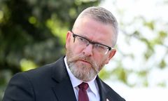 Rozwieszając plakaty Brauna, spoliczkował kobietę. Sprawę bada policja