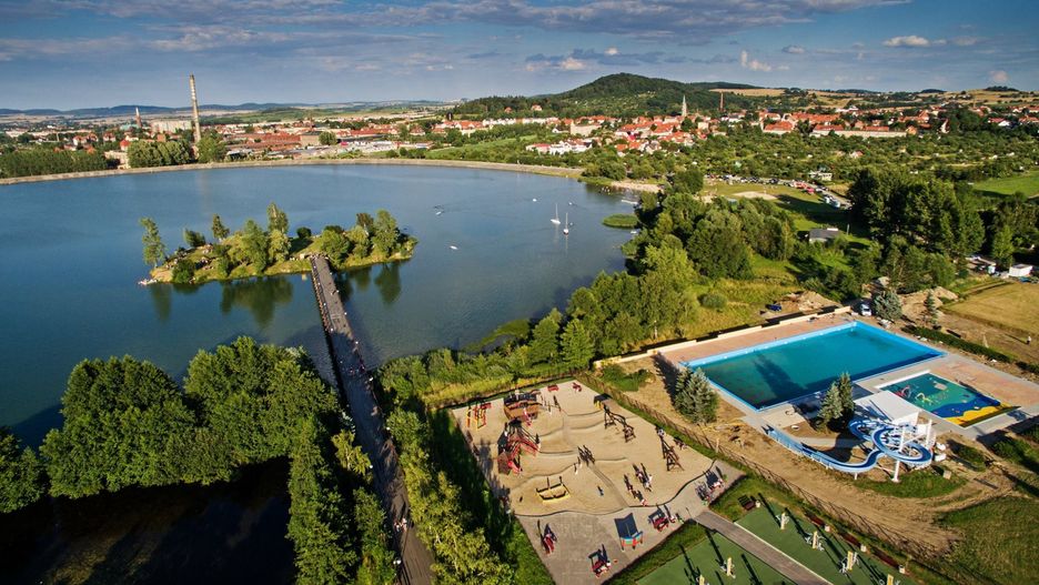 Nad jeziorem znajduje się Camping Sudety