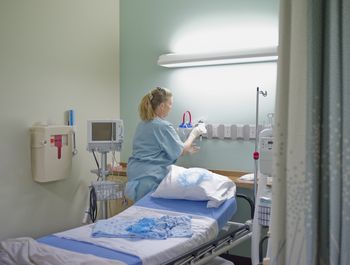 Nawet 13 tys. zł po studiach. Pielęgniarki coraz lepiej opłacane