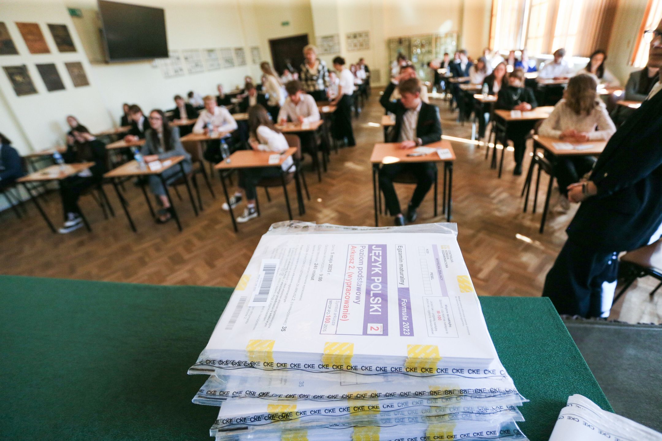 egzamin maturalny
Gorz�w Wielkopolski, 05.05.2025. Egzamin maturalny z j�zyka polskiego w II LO im. Marii Sk�odowskiej-Curie w Gorzowie Wielkopolskim, 5 bm. Tegoroczni absolwenci lice�w og�lnokszta�c�cych, technik�w i szk� bran�owych II stopnia przyst�pili o godzinie 9.00 do obowi�zkowego pisemnego egzaminu z j�zyka polskiego na poziomie podstawowym. (aldg) PAP/Lech Muszy�ski
Lech Muszy�ski
edukacja, egzamin, j�zyk, liceum, matura, matury, nauka, polski, polskiego, poziom podstawowy, sala egzaminacyjna, sala maturalna, szko�a, zdawanie, 2. stopie�, maturzysta, og�lniak, pisemny, pisz�, stopie�, szko�a bran�owa, technikum, uczne�, uczniowie