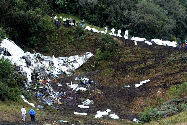 Na zdjęciu: rozbity samolot Chapecoense (Leon Monsalve/LatinContent via Getty Images)