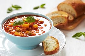 Włoska zupa warzywna (minestrone) o obniżonej zawartości sodu (do kupienia gotowa do spożycia)