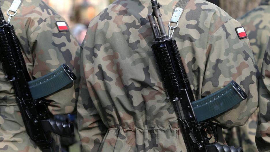 Obchody Dnia Pami?ci o ?o?nierzach Wykl?tychFot. Damian Klamka / East News.  Krakow 01.03.2015.  Kilka tysiecy osob wzielo udzial w uroczystosciach Narodowego Dnia Zolnierzy Wykletych. Po Mszy Swietej w bazylice Mariackiej uczestnicy przeszli z Rynku Glownego do Parku Jordana, gdzie odslonieto popiersia Zolnierzy Wykletych mjr " Lupaszki " Zygmunta Szyndzielarza i plk. " Pluga" Lukasza Cieplinskiego.   N/Z zolnierzeDamian Klamka