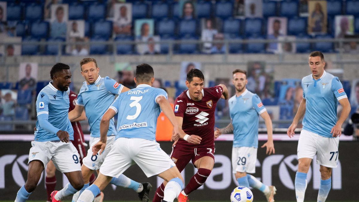 Sasa Lukic z Torino FC (przy piłce) podczas akcji w meczu z Lazio