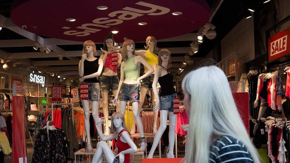 Mniej handlu, to więcej ekranów. Żeby Polacy nie zalegli przed telewizorami, potrzebne są działania - mówią socjologowie