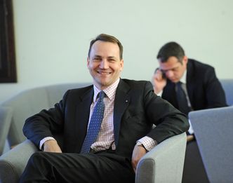 Polacy bogacą się najszybciej na świecie. Radosław Sikorski kpi z paska "Wiadomości"