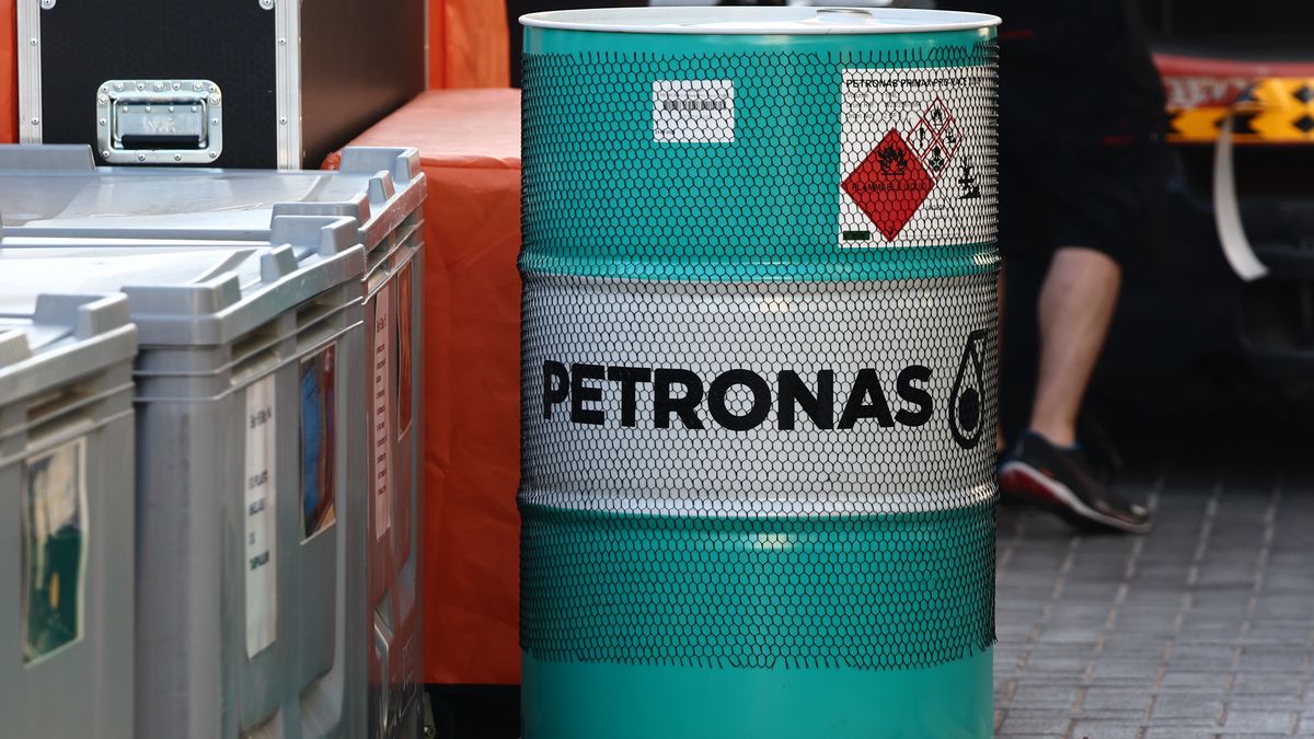 Getty Images / Jakub Porzycki / Na zdjęciu: beczka z paliwem Petronas podczas testów F1
