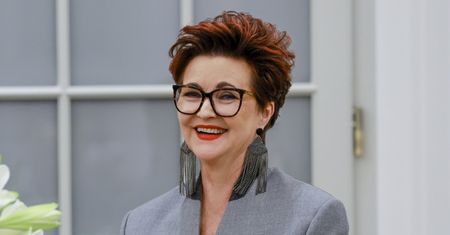 Najmodniejszy płaszcz na jesień. Jolanta Kwaśniewska wygląda w nim obłędnie