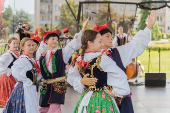 Nowy Sącz: 32. Święto Dzieci Gór. Przedostatni dzień festiwalu przyniósł nam krakowskie czapki z pawimi piórami, mołdawskie tańce i dziecięce śpiewy
