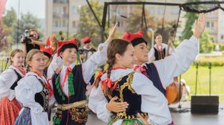 Nowy Sącz: 32. Święto Dzieci Gór. Przedostatni dzień festiwalu przyniósł nam krakowskie czapki z pawimi piórami, mołdawskie tańce i dziecięce śpiewy