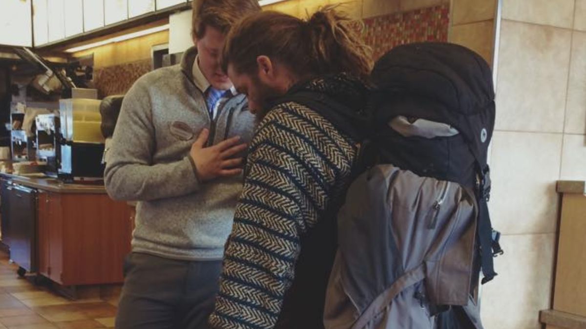 Restauracja. Do lokalu wszedł bezdomny i poprosił o jedzenie