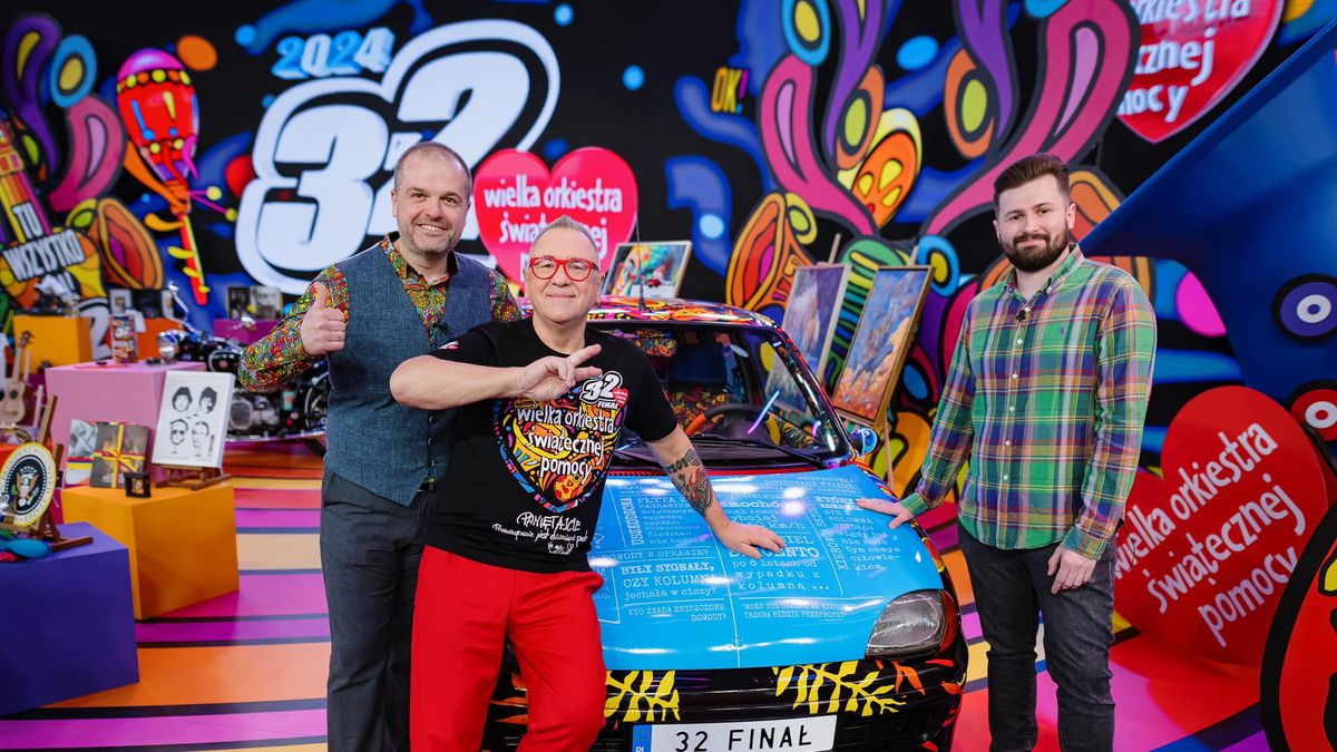 Fiat Seicento na aukcji WOŚP. Od lewej: Przemysław Szafrański, Jerzy Owsiak i Sebastian Kościelnik