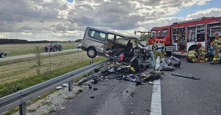 Tragedia na trasie S7 w Mierzawie. Cztery osoby zginęły w zderzeniu busa z ciągnikiem