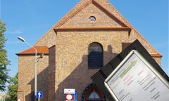 Kościan. Plakat na drzwiach kościoła. Głosujący na Rafała Trzaskowskiego wybrali "śmierć"