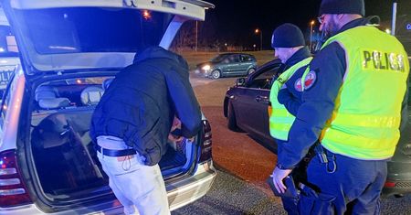 Policjant chce zajrzeć do bagażnika. Poproś o ten dokument