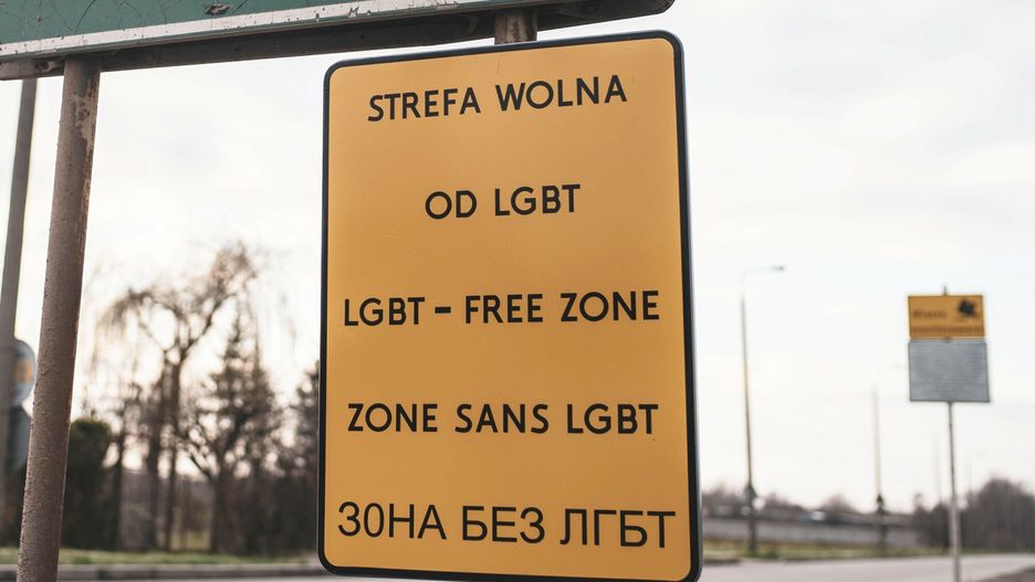 Tabliczka "Strefa wolna od LGBT"
Fot. Bartosz Staszewski/East News, Polska, 01.12.2019. Tabliczka "Strefa wolna od LGBT" przy wjezdzie do jednej z miejscowosci, ktora przyjela uchwale o strefie wolnej od ideologii LGBT. Tablice umiesza aktywista Bart Staszewski, jako projekt fotograficzny, majacy zwrocic uwage na problem homofobii i wykluczenia spolecznego.
Bartosz Staszewski