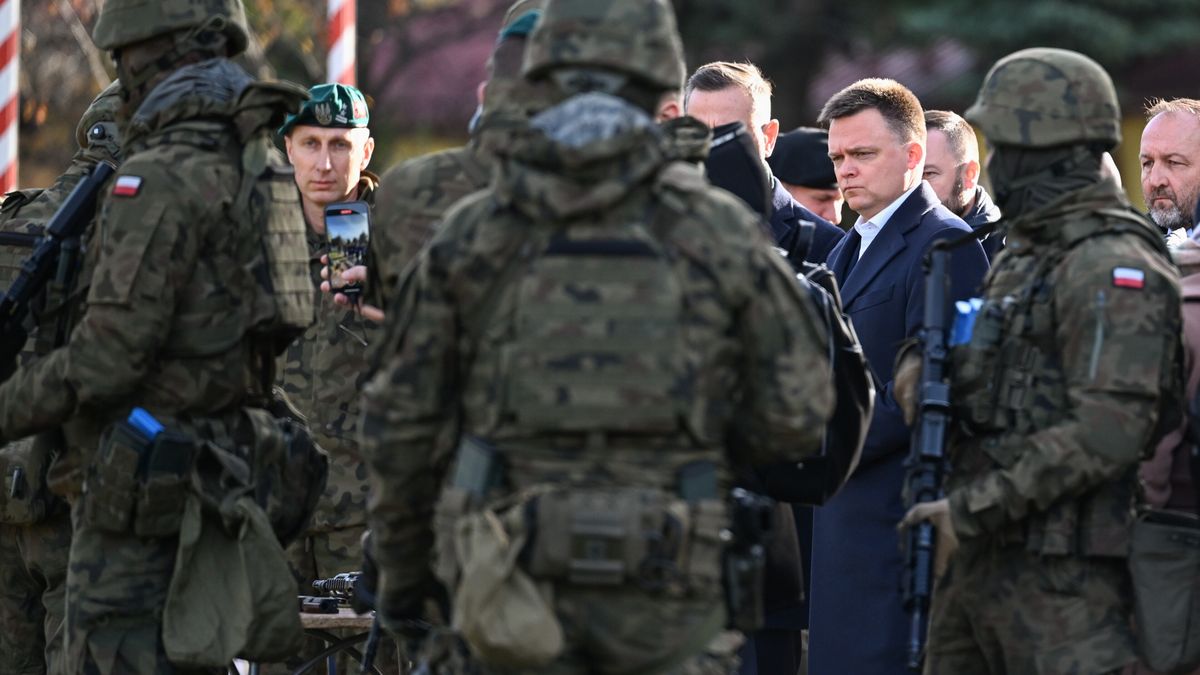 Rzeszów, 25.11.2024. Marszałek Sejmu Szymon Hołownia (4P) podczas wizyty w siedzibie 21. Brygady Strzelców Podhalańskich w Rzeszowie, 25 bm. (amb) PAP/Darek Delmanowicz