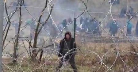 Białoruska SG uczy migrantów, jak atakować Polaków. WIDEO