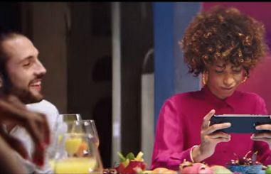 Rodzinna biesiada w nowej reklamie telewizyjnej Motoroli MotoZ