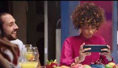 Rodzinna biesiada w nowej reklamie telewizyjnej Motoroli MotoZ