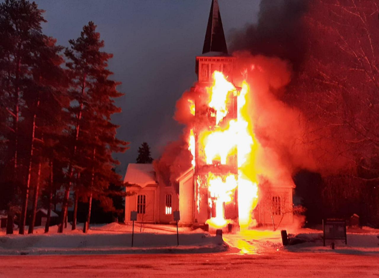 Finlandia. Podpalono kościół. Drzwi świątyni związano linami