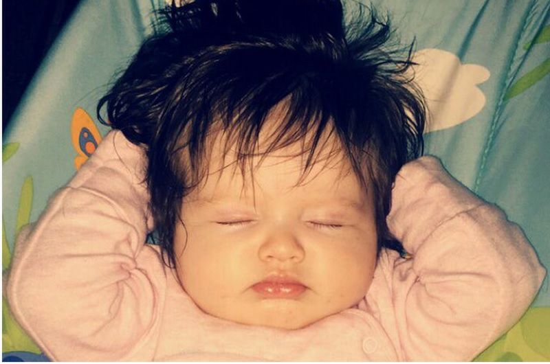 Niemowle z bujną czupryną