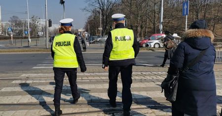 Nowe przepisy niewiele zmieniły. Policja podsumowała statystyki wypadków w 2021 r.