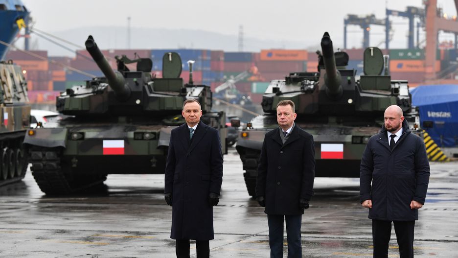 Andrzej Duda, Mariusz B�aszczak, Jacek Siewiera
Gdynia, 06.12.2022. Prezydent Andrzej Duda (L), wicepremier, minister obrony narodowej Mariusz B�aszczak (C) oraz szef Biura Bezpiecze�stwa Narodowego Jacek Siewiera (P) podczas odbioru pierwszych korea�skich czo�g�w K2 oraz haubic K9 na terenie Terminalu Kontenerowego w Gdyni, 6 bm. (sko) PAP/Adam War�awa
Adam War�awa
odbi�r, uzbrojenie, wojsko