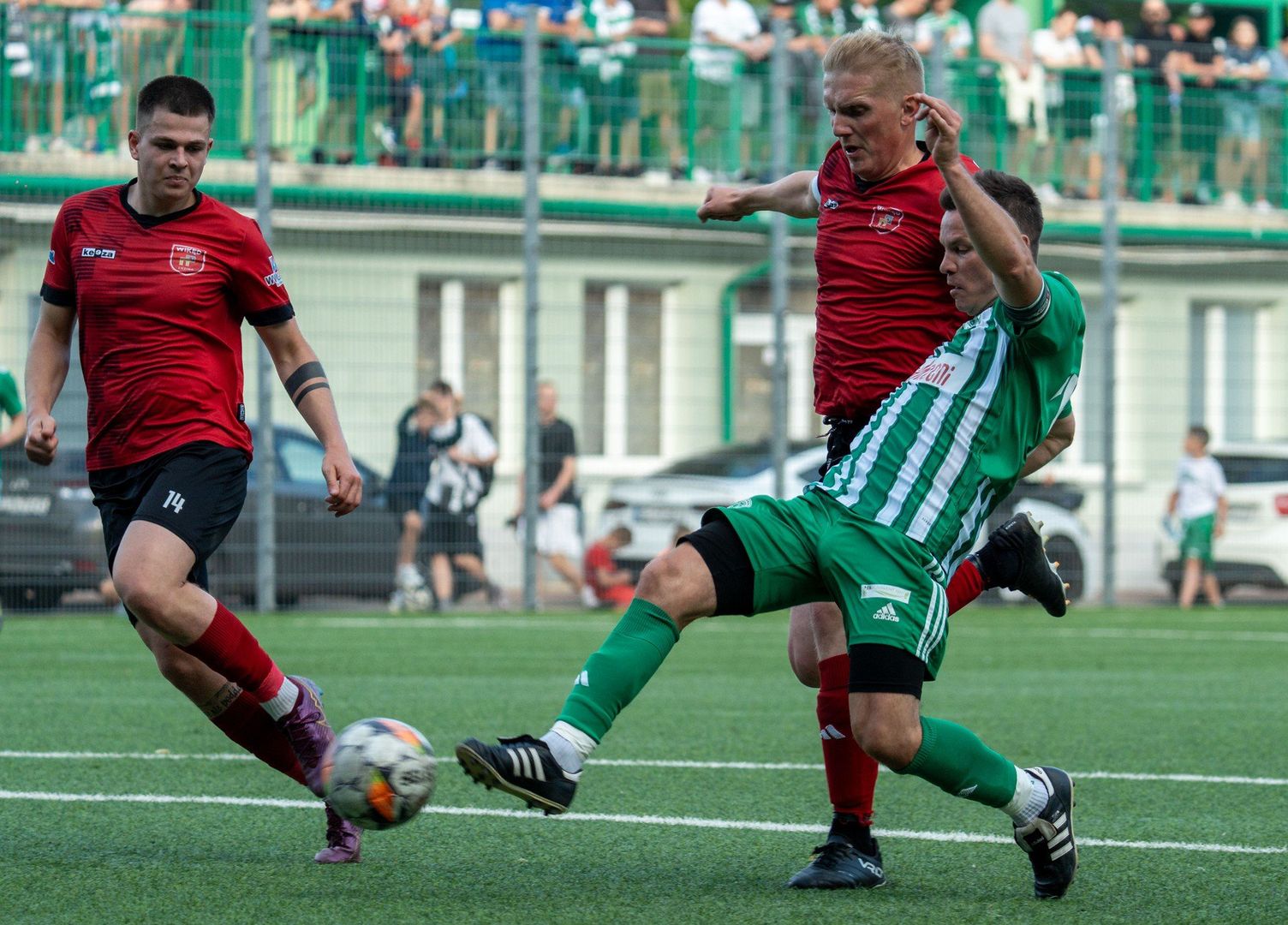 Tylko Lechia Gdańsk na bocznym boisku przy Traugutta pokonała 7:1 Wikęd II Luzino, pieczętując awans do klasy okręgowej (29.06.2025)